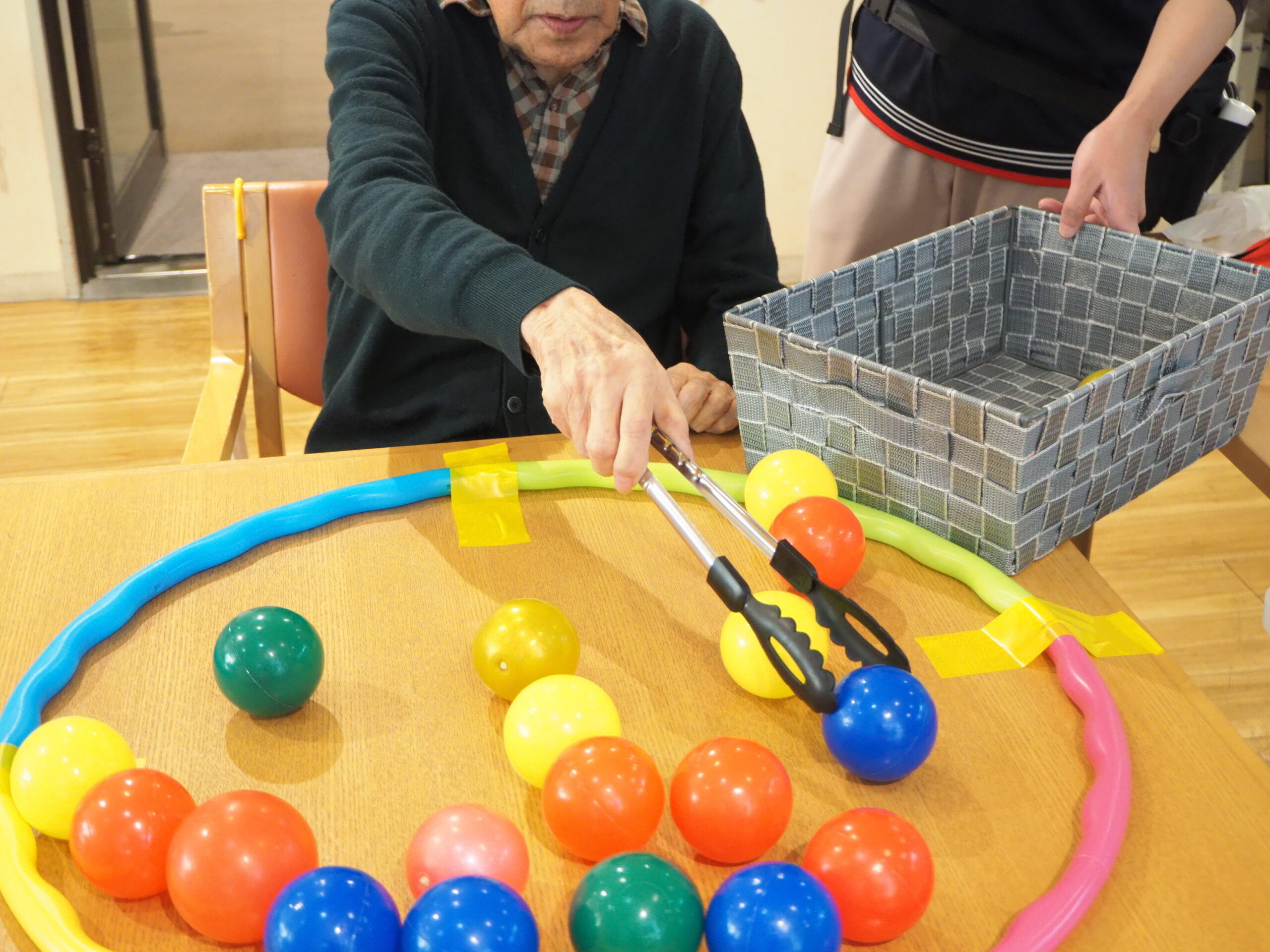 目隠しボールつかみ | 《公式》ガーデンテラスの介護施設